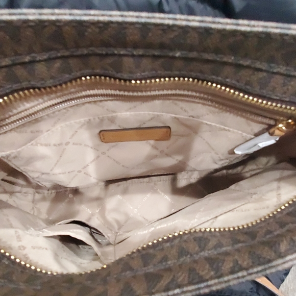 Michael Kors Crossbody - Picture 2 of 4